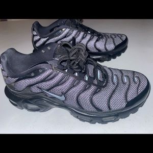 Nike Sneakers. Worn a decent amount of times. Rare color way! No box. $5!!!!